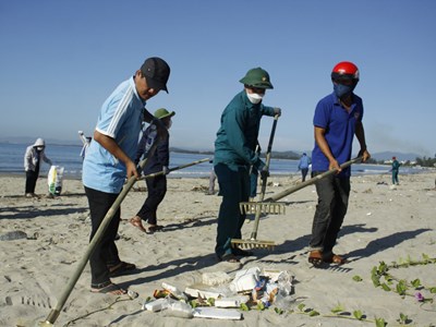 Quảng Ngãi ra quân thu gom rác thải nhựa bảo vệ môi trường biển đảo