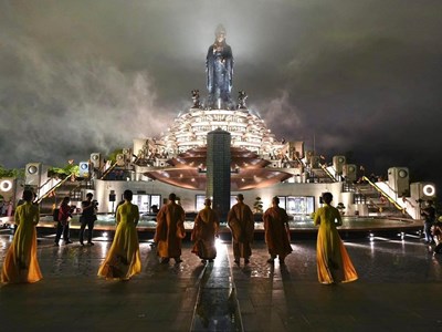 Hàng ngàn du khách, phật tử tới núi Bà Đen dâng hoa đăng mừng lễ Phật đản