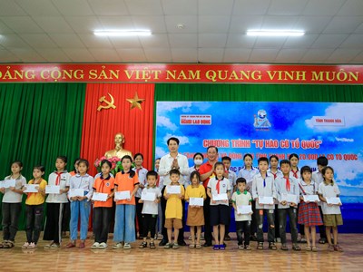 Trao 20.000 lá cờ Tổ quốc và 100 triệu hỗ trợ học tập cho tỉnh Thanh Hoá