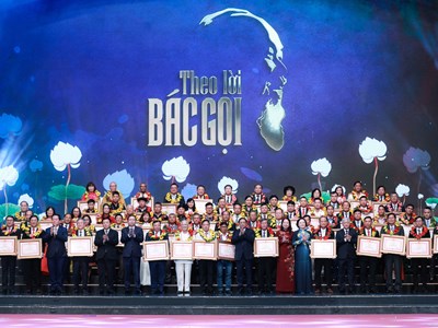 Thủ tướng: Tích cực đổi mới nội dung, hình thức, phương pháp tổ chức công tác thi đua, khen thưởng