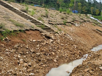 Công trình kè chống sạt lở đã hoàn thành nhưng chưa thể bàn giao