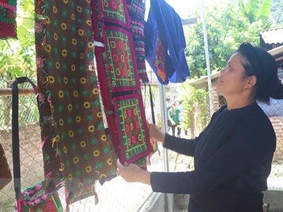 Độc đáo kỹ thuật dệt thổ cẩm mặt trái của người Tày Cao Bằng