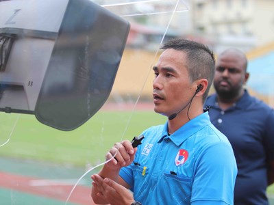 Trọng tài VAR bắt đầu được đào tạo ở trận đấu không chính thức