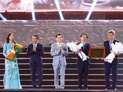 Lễ đón Bằng của UNESCO ghi danh “Nghệ thuật làm gốm của người Chăm" và khai mạc Lễ hội Nho và Vang tỉnh Ninh Thuận