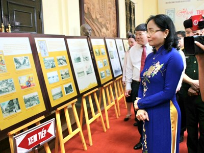 "Hành trình theo dấu chân Bác Hồ qua sưu tập tem và bưu ảnh"