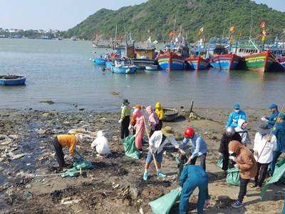 UBND tỉnh Bình Định: Chấm dứt tình trạng “Rác thải bủa vây cửa biển, cảng cá”