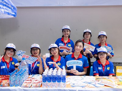 Hoa hậu Lương Thùy Linh tiếp sức các sĩ tử