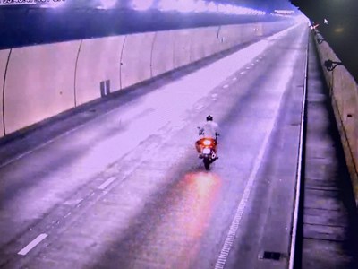 Truy tìm thanh niên cố tình chạy xe máy vào hầm đường bộ Hải Vân