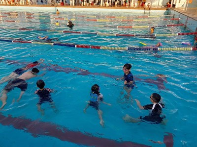 Quảng Ngãi mở lớp dạy bơi miễn phí cho trẻ em nghèo