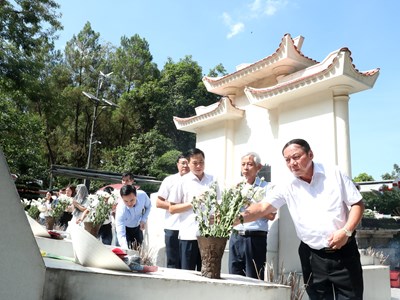 Bộ trưởng Nguyễn Văn Hùng dâng hương tưởng niệm các Anh hùng liệt sĩ tại Khu Di tích Ngã ba Đồng Lộc