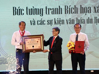 Bức tường tranh bích họa ven biển ở Ninh Thuận xác lập kỷ lục Việt Nam
