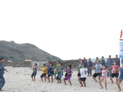 Lính đặc công huấn luyện bơi cho trẻ em đảo Lý Sơn