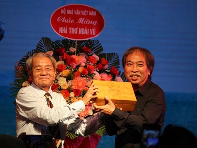 Thì thầm với dòng sông cùng nhà thơ Hoài Vũ