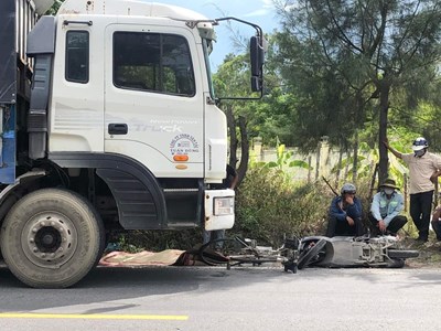 Tai nạn giữa xe tải chở gỗ dăm và xe đạp, một người tử vong