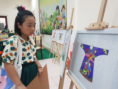 Học sinh quảng bá di sản Huế trên tranh vẽ áo dài