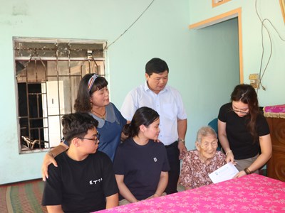 Thăm và trao tiền phụng dưỡng cho 86 Mẹ Việt Nam anh hùng tại Quảng Ngãi