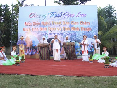 Biểu diễn nghệ thuật dân gian Chăm tại di tích quốc gia Tháp Đôi và Tháp Bánh Ít