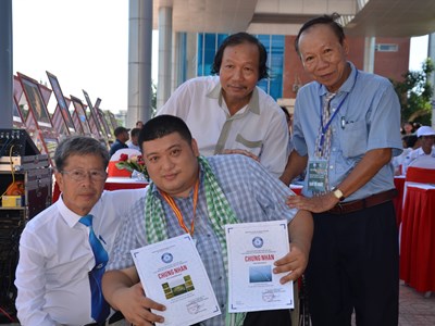 Chàng trai khuyết tật đam mê ảnh nghệ thuật