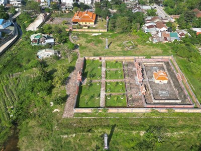 “Sống treo” trong vùng bảo vệ di tích Huế
