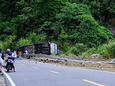 Xe khách gặp nạn trên đèo Khánh Lê, 13 du khách thương vong