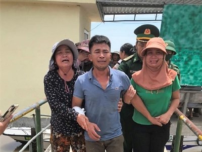 Kịp thời cứu sống bốn ngư dân bị chìm tàu trên biển