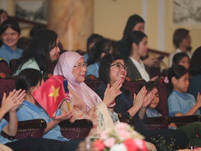 Phu nhân Thủ tướng Việt Nam và Malaysia thưởng thức múa rối nước