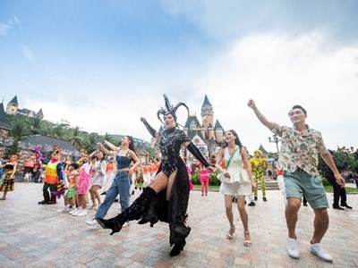 Hàng ngàn du khách nô nức “trẩy hội” Vinpearl Nha Trang ngóng thần tượng