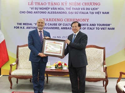 Trao tặng Kỷ niệm chương “Vì sự nghiệp Văn hoá, Thể thao và Du lịch” cho Đại sứ Italia tại Việt Nam
