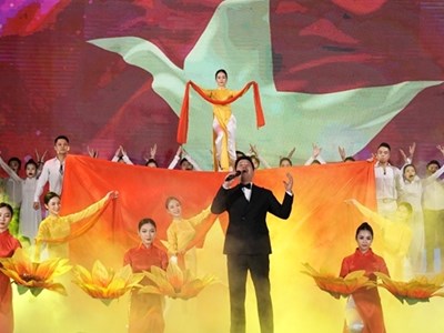 “Màu hoa đỏ” - Khúc tráng ca hào hùng về một "thời hoa lửa"