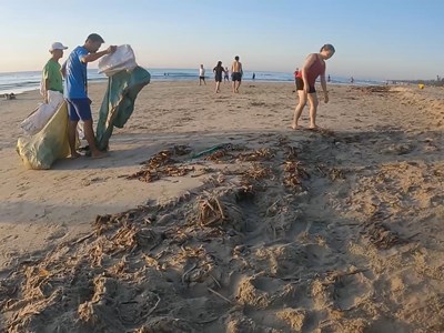 Thầy giáo vận động mọi người chung tay làm sạch biển Mỹ Khê
