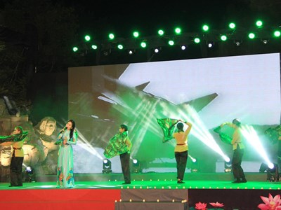 "Quảng Trị nghĩa tình tháng Bảy- Hoa dâng mộ liệt sĩ"