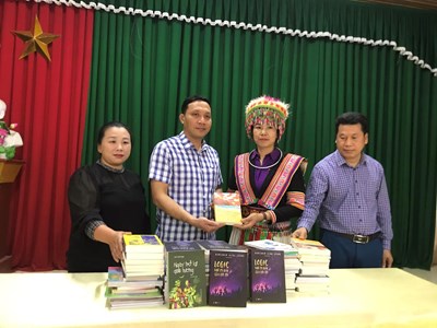 Hỗ trợ xây dựng tủ sách cộng đồng cho các xã vùng đồng bào dân tộc thiểu số và miền núi