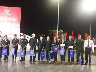 Bình Định: Thắp hơn 30.000 ngọn nến tưởng nhớ các Anh hùng liệt sĩ