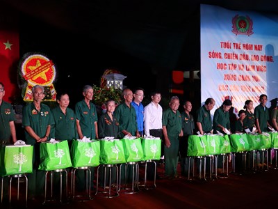 Thanh niên lực lượng Công an nhân dân tri ân các Anh hùng liệt sĩ