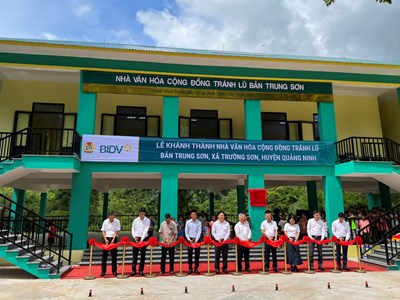 Đồng bào dân tộc ở Trường Sơn vui mừng đón nhận Nhà văn hóa cộng đồng tránh lũ