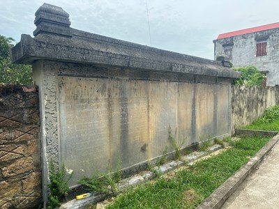 Lại thêm hai tấm bia đá cổ tại Thanh Hóa rơi vào cảnh hẩm hiu: Một bị trưng dụng làm tường rào, một nằm trong khu chăn nuôi gia súc