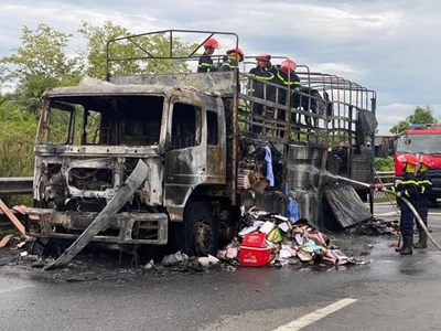 Xe tải chở hàng cháy rụi khi đang lưu thông trên quốc lộ 1A