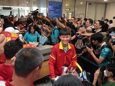 Đông đảo người hâm mộ đón đội tuyển nữ trở về nước