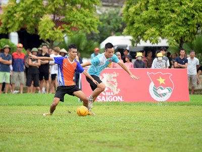 "Nâng bước thể thao" bàn giao 10 sân thể thao cộng đồng