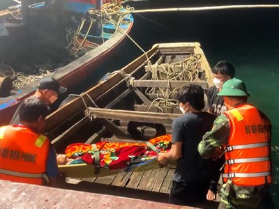 Kịp thời hỗ trợ ngư dân bị đột quỵ trên biển