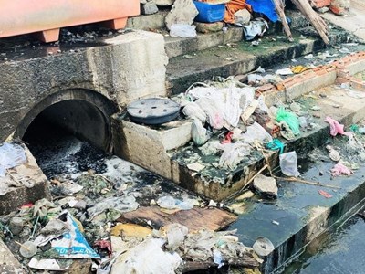 Rác thải bủa vây cảng cá An Lương