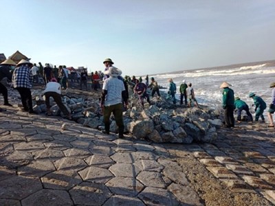 Hà Tĩnh: Kè biển Cẩm Nhượng sạt lở nghiêm trọng