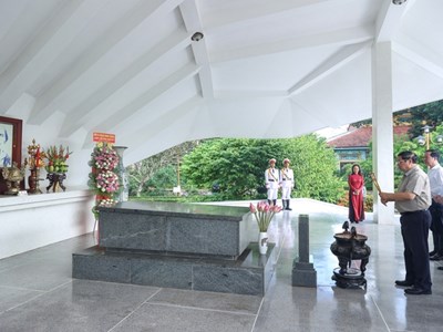 Thủ tướng dâng hương tại Khu di tích quốc gia Nguyễn Sinh Sắc