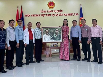 Trao tặng bức tranh màu nước cho Tổng lãnh sự quán VN tại Lào