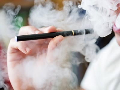 Hút hai pod thuốc lá điện tử/ngày, nữ thanh niên có hành vi bất thường