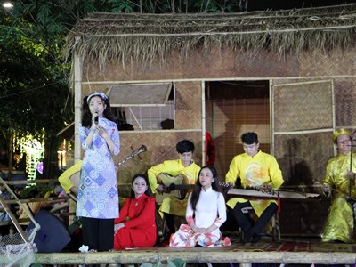 Lần đầu tiên tổ chức Liên hoan Đờn ca tài tử thiếu nhi Giải "Cánh sen hồng"