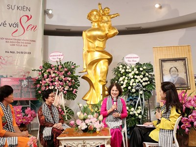 Trao tặng Bảo tàng Phụ nữ tranh chân dung nữ tướng Nguyễn Thị Định làm từ lá sen