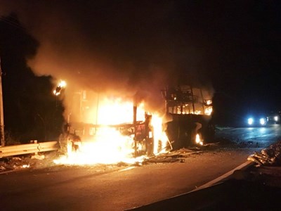 Xe khách cháy rụi trên đèo Khánh Lê, 22 hành khách thoát nạn