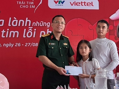 Chương trình 'Trái tim cho em' đến với trẻ em nghèo tỉnh Thanh Hoá