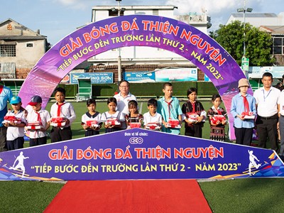 Trao quà “Tiếp bước đến trường” cho 155 học sinh nghèo